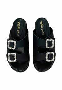 Sandali neri senza strap con due fasce larghe dotate di fibbie in strass rettangolari. Finitura opaca liscia e soletta imbottita per il comfort.