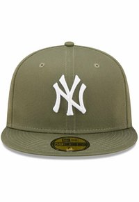 Khaki czapka z płaskim rondem i regulowanym rozmiarem, z wyraźnym białym logo New York Yankees z przodu. Gładka faktura materiału.