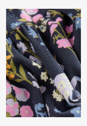 Dunkel gerippter Stoff mit einem bunten Blumenmuster, das rosa, blaue, gelbe und orangefarbene Blumen sowie grüne Stängel und Blätter zeigt.