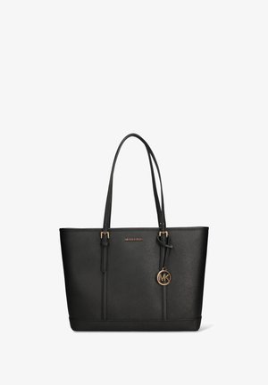 Zwarte synthetische totebag met twee lange hengsels, hardware in goudkleur, logo hanger, gestructureerd ontwerp en een gestructureerd oppervlak.