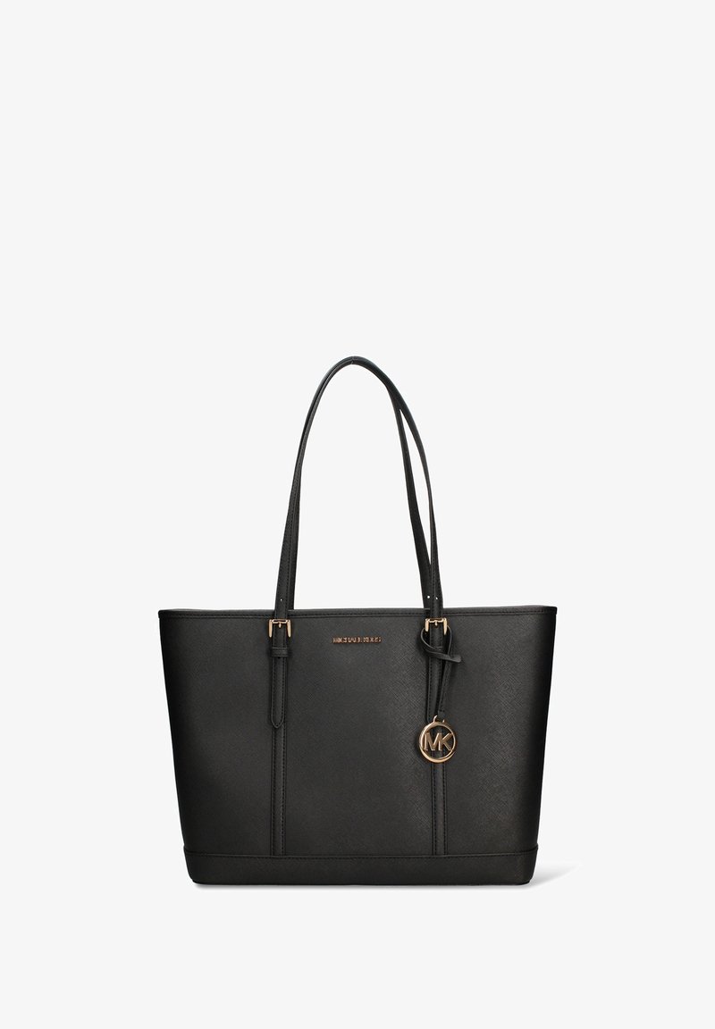 Zwarte synthetische totebag met twee lange hengsels, hardware in goudkleur, logo hanger, gestructureerd ontwerp en een gestructureerd oppervlak.