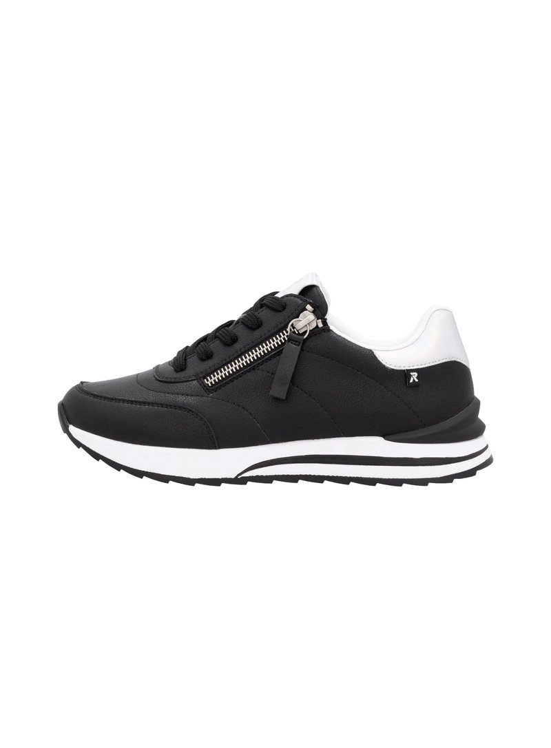 Svarta sportiga sneakers med en texturerad övre del, vita accenter, en sidodragkedja och en svart och vit randig sula.
