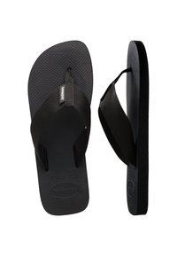Fekete, gumi flip-flop, textúrált talpal, szövet pánttal és logó részlettel. Könnyű kialakítás, nyitott orr és lapos talp.