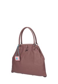 Sac à main en cuir de couleur rose poudré avec deux poignées robustes, une texture lisse, et une petite étiquette rose et bleue attachée pour le détail.