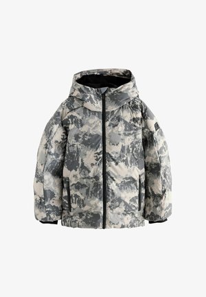 Zimná bunda s kapucňou v šedobielej kamuflážnej vzore, predný zips, postranné vrecká na zips a čierne vnútorné manžety.