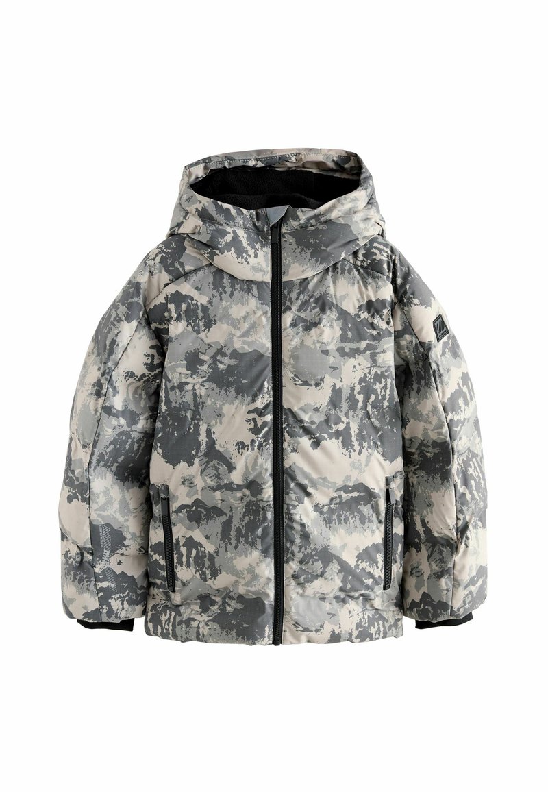 Veste d'hiver à capuche avec un motif camouflage gris et blanc, fermeture éclair à l'avant, poches zippées sur les côtés et poignets intérieurs noirs.
