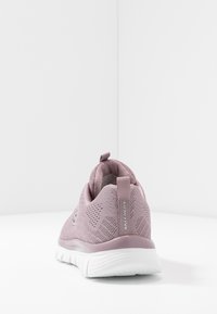 Różowe sneakersy z przewiewną siateczką na górze, wyściółką w kołnierzu i białą gumową podeszwą. Posiadają logo po boku i pętelkę na pięcie.