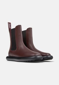 Braune Leder-Ankle-Boots mit schwarzen elastischen Seitenpaneelen und Gummisohlen. Mit einer hinteren Zuglasche, die das "Camper"-Logo trägt.