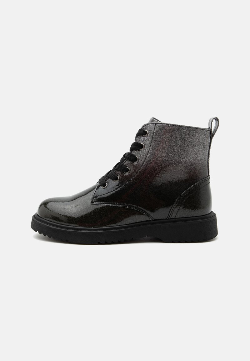 Bottine noir en cuir brillant avec lacets à l'avant et semelle en caoutchouc texturée, présentée sur un fond gris clair.