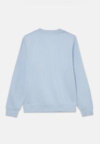 Sudadera de cuello redondo de manga larga en azul claro, con puños y bajo de canalé, mostrada desde la parte posterior sobre un fondo blanco.