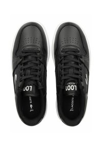 Sneakers in pelle nera con perforazioni, punta rotonda, lacci piatti, suola in gomma bianca e dettagli con logo sui lati e sulla linguetta.