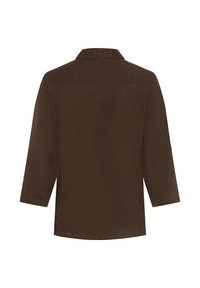 Braunes Langarmhemd mit einer geraden Rückennaht und einem klassischen Kragen, von hinten auf weißem Hintergrund dargestellt.