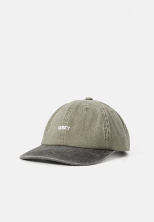 Olivgrüner Baseballcap mit schwarzem, ausgebleichtem Schirm, auf der Vorderseite mit weißer, gestickter "OBEY"-Aufschrift.