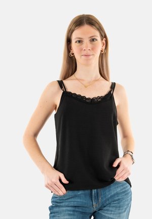 Camiseta de tirantes negra con borde de encaje en el escote, fabricada en un tejido suave, con tirantes delgados ajustables, combinada con jeans azules. Diseño simple y casual.