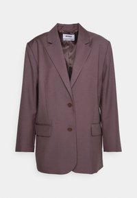 Hnědý blazer s klopami, dvěma předními kapsami a dvěma hnědými knoflíky. Strukturovaný design s hladkou tkaninou a dlouhými rukávy.