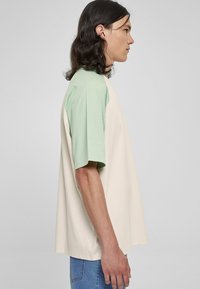 Urban Classics RAGLAN TEE - Trükipildiga T-särk - whitesand vintagegreen