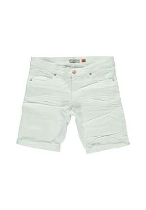 Witte denimshorts met opgerolde zomen, voorste knoop, rits en vijfzakkenontwerp, plat neergelegd op een witte achtergrond.