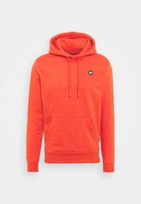 Orange huvtröja med framficka, justerbara dragskor, ribbade mudd armar och en cirkulär logga på bröstet. Mjuk bomullsblandning.