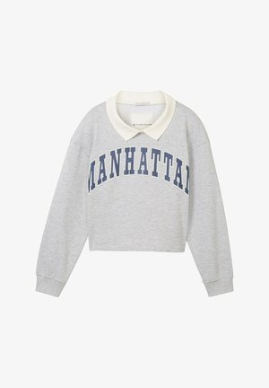 Jasnoszara, długorękawowa, krótka bluza z białym kołnierzem i granatowym napisem "MANHATTAN" na wysokości klatki piersiowej.