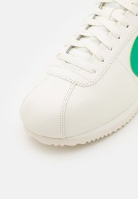 Nike Sportswear CORTEZ LEATHER - Športni copati - sail/stadium green