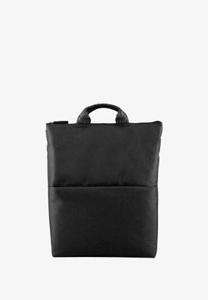 Zaino in tessuto nero con forma strutturata, due maniglie corte, chiusura a zip e tasca frontale. Materiale testurizzato con dettagli sottili.