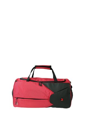 Sac de sport rouge et noir fabriqué en tissu durable, avec un compartiment principal zippé, deux poignées courtes et une poche latérale.