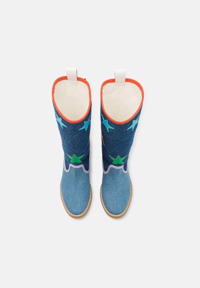 Blå denim knestøvler med fargerike stjerneapplikasjoner, bølgete detaljer og oransje kant. Glatt innerfôr og teksturert såle.