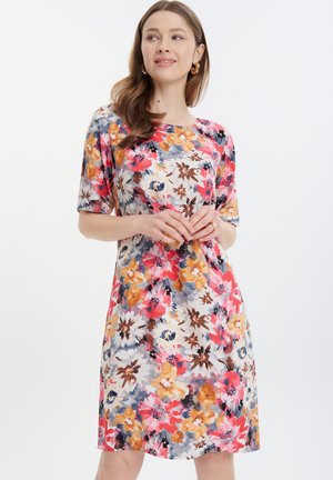 Bloemenjurk met korte mouwen, een ronde halslijn en een levendige veelkleurige print met roze, oranje, blauwe en bruine tinten.