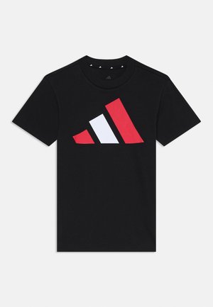 T-shirt in cotone nero con un grande design del logo Adidas rosso e bianco sul davanti. Collo rotondo e maniche corte, vestibilità standard.