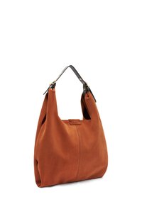 Tote tas van zachte oranje suede met een ronde vorm, zwarte leren schouderband en subtiele stiksels aan de voorkant.
