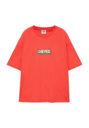 T-shirt rossa a maniche corte con un piccolo logo One Piece e grafica del personaggio centrata sul petto.