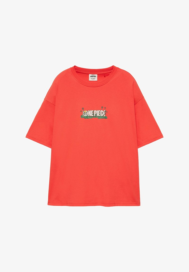 T-shirt rouge à manches courtes avec un petit logo One Piece et un graphisme de personnage centré sur la poitrine.
