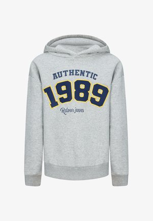 Grauer Kapuzenpullover mit grafischem Frontdruck. Mit blauer und gelber Schrift "AUTHENTIC 1989 Retour Jeans". Weicher Stoff, gerippte Bündchen.