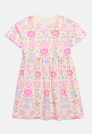 Φόρεμα με κοντά μανίκια σε κρεμ χρώμα με ροζ και μοβ ανθικά σχέδια και ζωνάκι στη μέση, σχεδιασμένο για μικρά παιδιά.