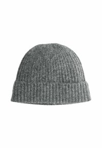 Grau gestrickte Mütze aus Wolle mit gerippter Struktur, die an der Basis einen umgeschlagenen Saum, eine abgerundete Oberseite und ein weiches Erscheinungsbild aufweist.