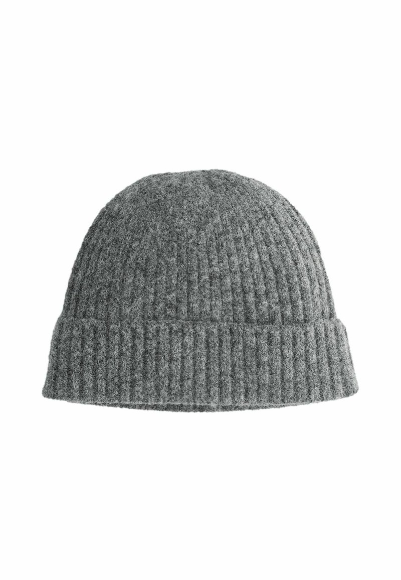 Grau gestrickte Mütze aus Wolle mit gerippter Struktur, die an der Basis einen umgeschlagenen Saum, eine abgerundete Oberseite und ein weiches Erscheinungsbild aufweist.
