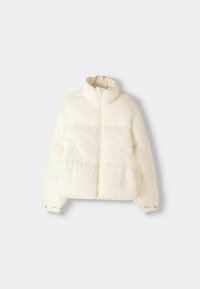 Giacca a vento bianco sporco. Caratterizzata da un colletto alto, chiusura frontale con zip e polsini a costine. Contiene sezioni trapuntate per l'isolamento.