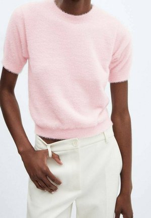 Różowy, puszysty sweter z krótkim rękawem, okrągłym dekoltem, miękką teksturą i dopasowanym krojem, zestawiony z kremowymi spodniami.