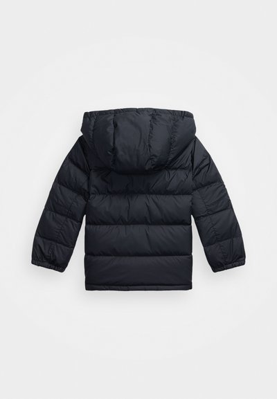 Zwarte pufferjack met een capuchon, voorzien van gequiltte secties, elastische manchetten en een gladde, glanzende afwerking. Achteraanzicht.
