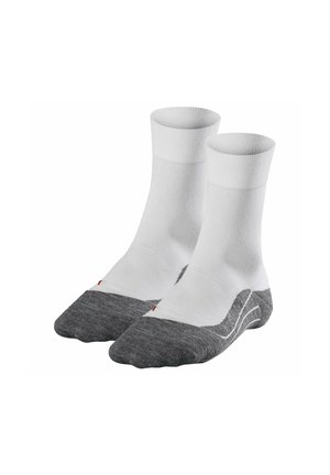 Weiße Sportsocken mit einem grauen Texturmuster an den Zehen und Fersen. Rippstrick-Oberteil für einen sicheren Sitz, mit dezenten roten Akzenten.