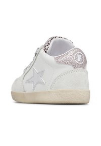 Sneaker bianco con suola beige, parte posteriore glitter rosa con logo, dettaglio a stella cucito e fodera interna con stampa leopardata.