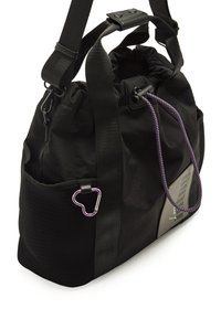 Zaino con coulisse nero in nylon; presenta una tasca a rete, dettagli in viola e spallacci regolabili. Include un moschettone a forma di cuore.