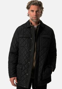 Černá prošívaná bunda s předním zapínáním na druky, dvěma náprsními kapsami a stojáčkovým límcem. Textura je hladká a má celoplošný diamantový vzor.