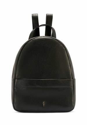 Czarny plecak z teksturowanej skóry z dwoma paskami na ramiona, górnym uchwytem, przednią kieszenią na zamek oraz małym złotym logo w pobliżu podstawy.