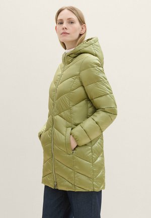 Manteau rembourré vert avec capuche, présentant un motif en chevrons, fermeture éclair et poches latérales, fabriqué en tissu léger et brillant.