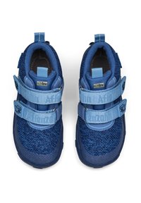 Sneakers blu con tomaia testurizzata in materiale mesh, due cinturini regolabili e suola ammortizzata, progettati per comfort e durata.