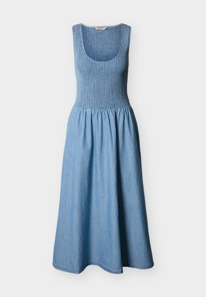 Robe en jean bleu clair avec un corsage ajusté à smocks, de larges bretelles et une jupe fluide qui descend en dessous du genou.