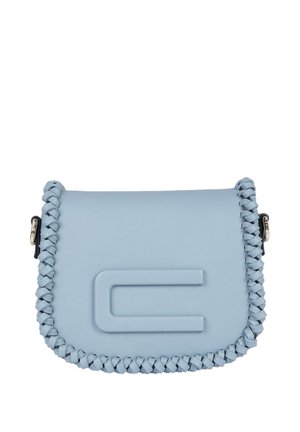 Borsa azzurro chiaro con bordi intrecciati e un motivo rettangolare in rilievo sulla patta frontale, fissata con fibbie laterali argentate.
