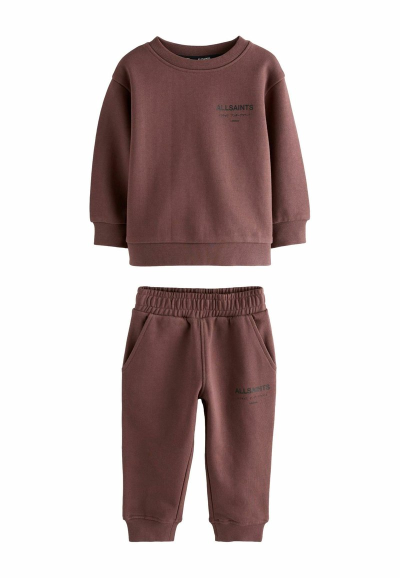 Børns brune sweatshirt og sweatpants sæt med elastisk talje og ALLSAINTS logo på brystet og låret.