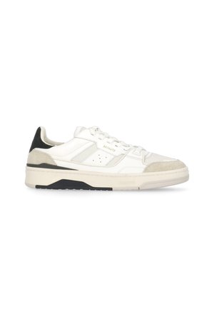 Hvid lavskoet sneaker med beige ruskind på tå og hæl, sort hælfane, perforerede sidepaneler og en tyk off-white sål.